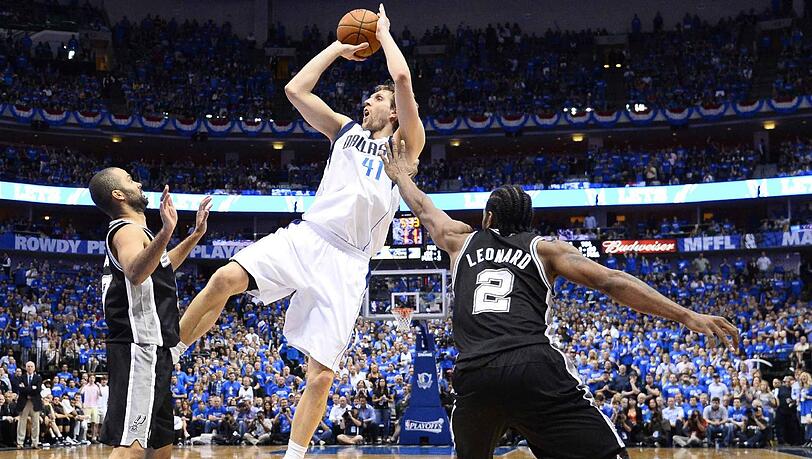 Dirk Nowitzki hat mit seinen Dallas Mavericks das entscheidende siebte Spiel in den NBA-Playoffs gegen die San Antonio Spurs erreicht. Dirk Nowitzki hat mit seinen Dallas Mavericks das entscheidende siebte Spiel in den NBA-Playoffs gegen die San Antonio Spurs erreicht.