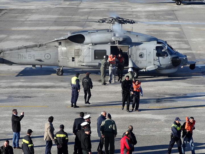 Die Geretteten der Adria-Fähre werden von Sanitätern versorgt