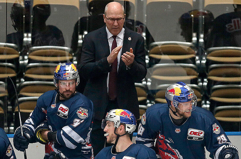 EHC-Coach Don Jackson mit seinen Spielern Yannic Seidenberg, Steve Pinizzotto und Tobias Woerle (von links). Woerle erzielte den einzigen Münchner Treffer bei der Niederlage in Düsseldorf.