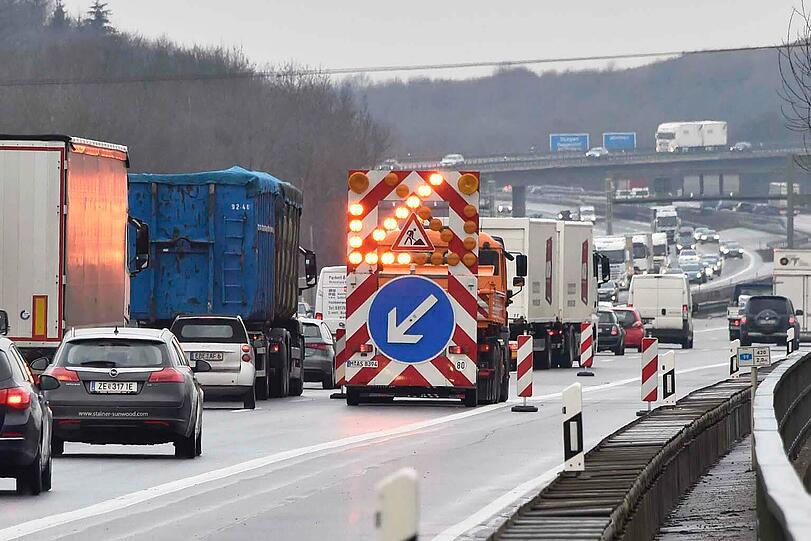 Wegen der Sperrung von zwei Spuren kommt es auf der A 99 zu starken Verkehrsbehinderungen.