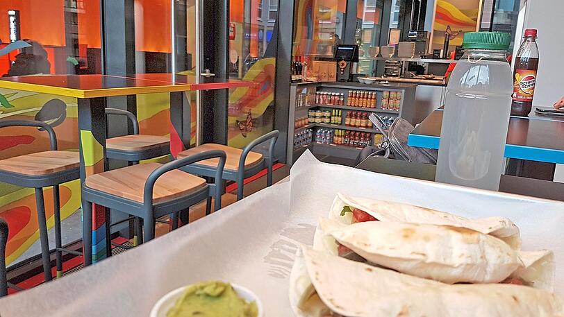 Frische Säfte, frisches Fast-Food und knallbunte Farben: Die neue Taqueria "Cometa" am Karlsplatz.