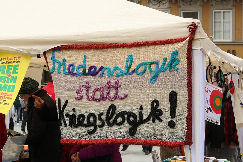 Traditionell zu Ostern marschieren die Menschen durch zahlreiche deutsche Städte. Auch in München demonstrieren hunderte für den Frieden.