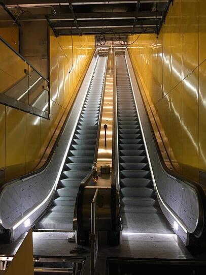 Die neuen Rolltreppen zwischen der Ebene der U1/U2 und dem Zwischengeschoss im neuen Erweiterungsbauwerk Sonnenstraße.