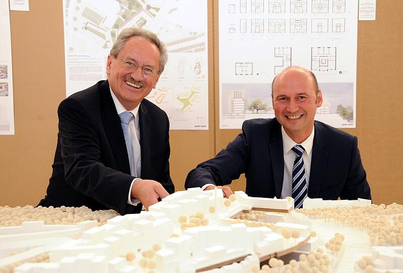 Oberbürgermeister Christian Ude und der Geschäftsführer der Bayerischen Hausbau, Jürgen Büllesbach, präsentieren das große Modell des neuen Viertels.