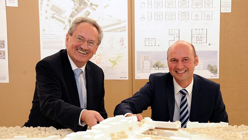 Oberbürgermeister Christian Ude und der Geschäftsführer der Bayerischen Hausbau, Jürgen Büllesbach, präsentieren das große Modell des neuen Viertels. Oberbürgermeister Christian Ude und der Geschäftsführer der Bayerischen Hausbau, Jürgen Büllesbach, präsentieren das große Modell des neuen Viertels.