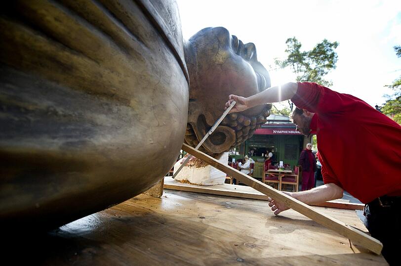 Ende einer Kunstaktion: Der liegende Buddha vom Viktualienmarkt wird abgebaut und auf einem Tieflader festgezurrt.