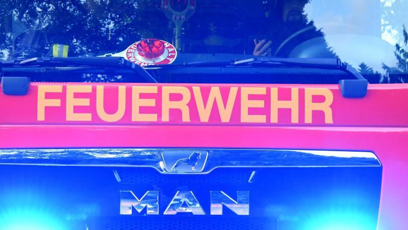 Feuerwehrmänner sitzen in ihrem Fahrzeug. Foto: Carsten Rehder/dpa Feuerwehrmänner sitzen in ihrem Fahrzeug. Foto: Carsten Rehder/dpa