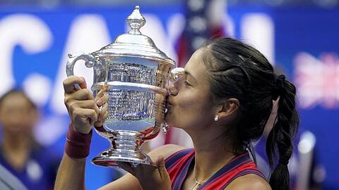 Die US-Open-Trophäe ist Emma Raducanu einen Kuss wert.