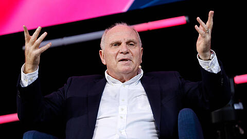 Ehrenpräsident Uli Hoeneß geht davon aus, dass Robert Lewandowski auch in der kommenden Saison beim FC Bayern spielen wird.