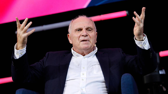 "Robert hat einen Vertrag, und ich kenne im Moment beim FC Bayern niemanden, der ihn frühzeitig aus diesem Vertrag entlassen wird", sagt Hoeneß zr Personalie Lewandowski.