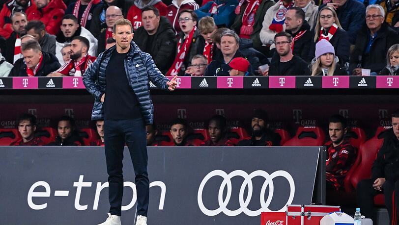 Trainer Julian Nagelsmann von München verfolgt das Spiel am Spielfeldrand.