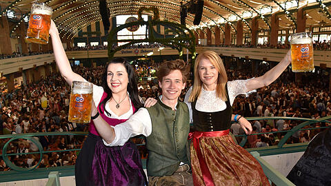 Die "Dahoam is Dahoam"-Stars Anita Eichhorn (l.), Adrian Bräunig und Silke Popp.