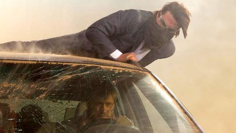 "Mission: Impossible - Phantom Protokoll": In einem heftigen Sandsturm mitten in Dubai kämpft Ethan (Tom Cruise, o.) um Leben und Tod.