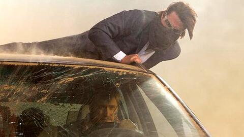 "Mission: Impossible - Phantom Protokoll": In einem heftigen Sandsturm mitten in Dubai kämpft Ethan (Tom Cruise, o.) um Leben und Tod.