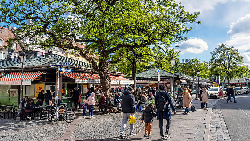 In der Nähe des Münchner Viktualienmarktes hat die Polizei zwei Männer festgenommen, die rechte Parolen riefen und NS-Symbolik zeigten. In der Nähe des Münchner Viktualienmarktes hat die Polizei zwei Männer festgenommen, die rechte Parolen riefen und NS-Symbolik zeigten.