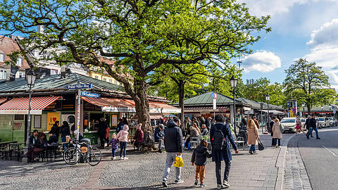 In der N&auml;he des M&uuml;nchner Viktualienmarktes hat die Polizei zwei M&auml;nner festgenommen, die rechte Parolen riefen und NS-Symbolik zeigten.