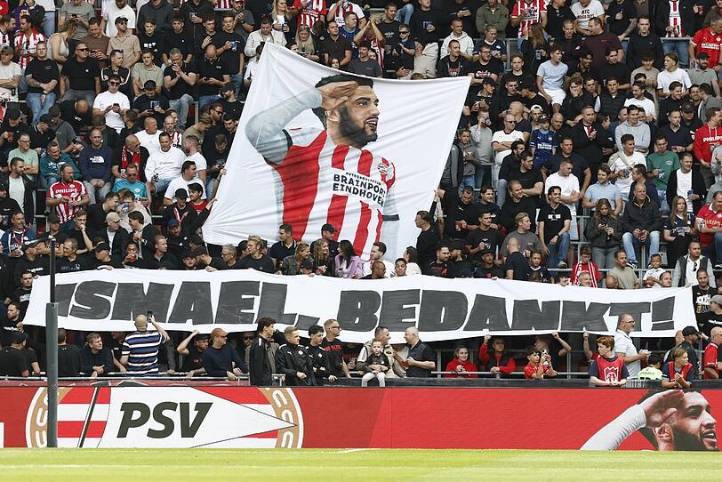 Die PSV-Fans verabschiedeten Ismael Saibari am Sonntag mit einem Plakat und einem Banner mit der Aufschrift: „Danke, Ismael!“ Die PSV-Fans verabschiedeten Ismael Saibari am Sonntag mit einem Plakat und einem Banner mit der Aufschrift: „Danke, Ismael!“