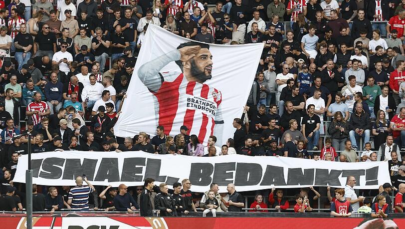 Die PSV-Fans verabschiedeten Ismael Saibari am Sonntag mit einem Plakat und einem Banner mit der Aufschrift: „Danke, Ismael!“ Die PSV-Fans verabschiedeten Ismael Saibari am Sonntag mit einem Plakat und einem Banner mit der Aufschrift: „Danke, Ismael!“
