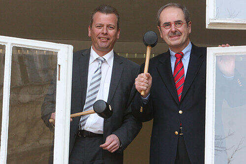 Mit Hammerschlägen gaben Regierungspräsident Thomas Bauer (r.) und OB Ulrich Maly den Startschuss.