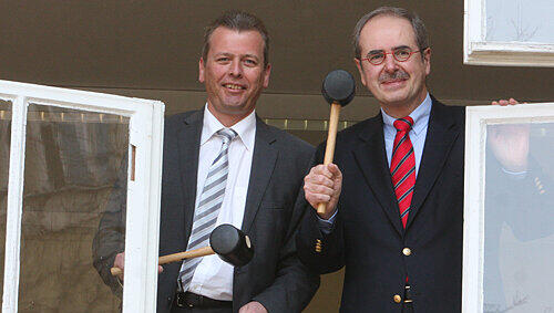 Mit Hammerschlägen gaben Regierungspräsident Thomas Bauer (r.) und OB Ulrich Maly den Startschuss. Mit Hammerschlägen gaben Regierungspräsident Thomas Bauer (r.) und OB Ulrich Maly den Startschuss.