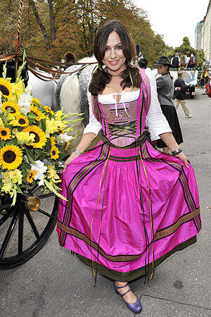 Auf dem 176. Oktoberfest zeigte sich Simone Thomalla im pinken Dirndl und macht für die Fotografen einen Knicks.