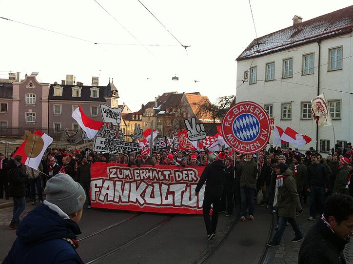Bilder von der Demonstration in Augsburg gegen das neue DFL Sicherheitspapier, über das am 12.12 verhandelt werden soll.