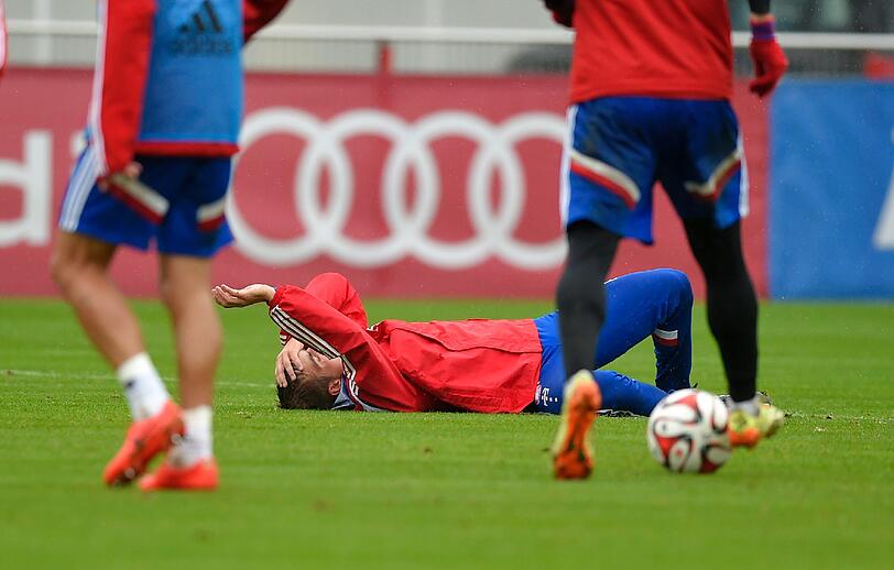 Der FCB-Schock in Bildern - hier wird der verletzte Philipp Lahm beim Training abtransportiert!