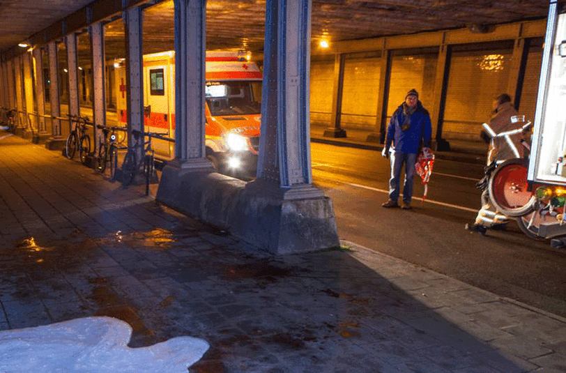 Ein Rettungswagen steht an der U-Bahnstation Jakobinenstraße in Fürth (Bayern). Ein 28-jähriger Mann ist dort in der Nacht zum Sonntag erstochen worden.