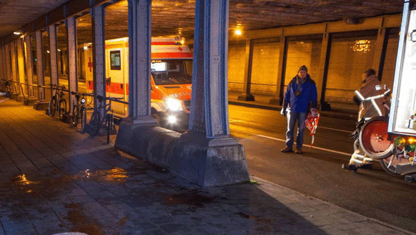 Ein Rettungswagen steht an der U-Bahnstation Jakobinenstraße in Fürth (Bayern). Ein 28-jähriger Mann ist dort in der Nacht zum Sonntag erstochen worden. Ein Rettungswagen steht an der U-Bahnstation Jakobinenstraße in Fürth (Bayern). Ein 28-jähriger Mann ist dort in der Nacht zum Sonntag erstochen worden.