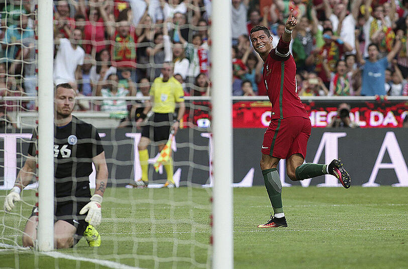 Portugals Kapitän Cristiano Ronaldo dreht nach einem Treffer gegen Estland jubelnd ab.