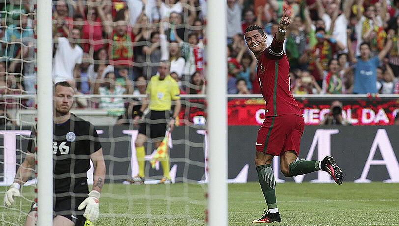 Portugals Kapitän Cristiano Ronaldo dreht nach einem Treffer gegen Estland jubelnd ab. Portugals Kapitän Cristiano Ronaldo dreht nach einem Treffer gegen Estland jubelnd ab.
