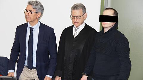 Der Angeklagte mit den Anwälten Peter Guttmann und Antonio Agosta beim Prozessauftakt im November.
