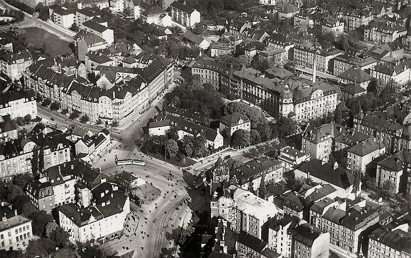 Das Luftbild von 1932 zeigt den Rotkreuzplatz mit Blick nach Nordwesten.