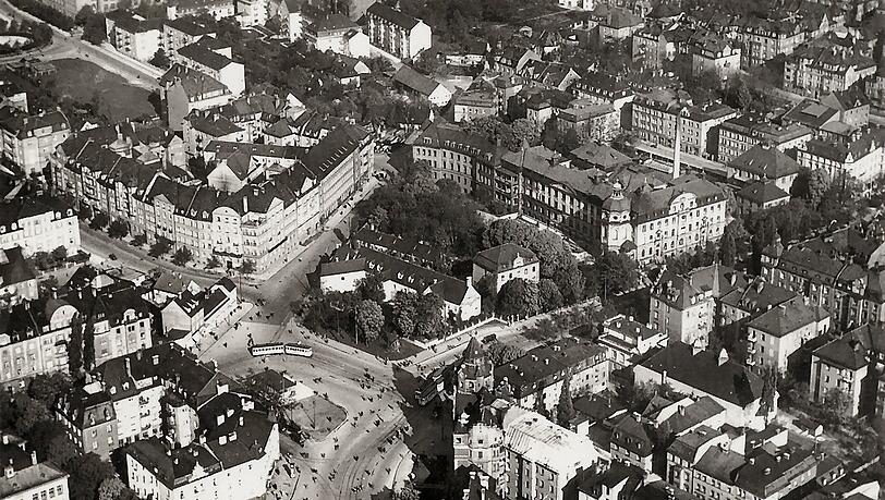 Das Luftbild von 1932 zeigt den Rotkreuzplatz mit Blick nach Nordwesten. Das Luftbild von 1932 zeigt den Rotkreuzplatz mit Blick nach Nordwesten.