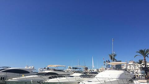 Luxusjachten im Hafen von Puerto Banus in Marbella.
