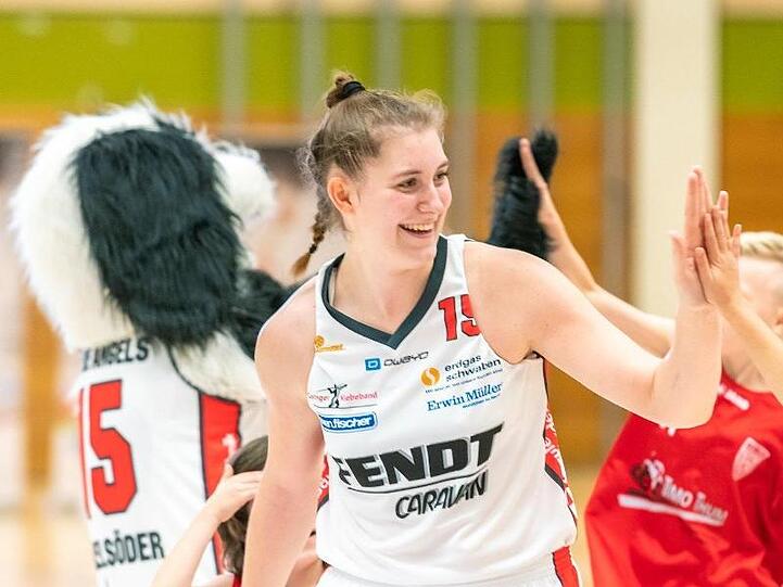 Die Basketballerin Luisa Geiselsöder von XCYDE Angels klatscht sich mit ihrem Team ab. Foto: Martin Fürleger/XCYDE Angels/dpa/Archivbild
