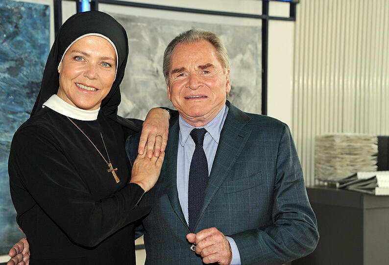 Fritz Wepper (als Bürgermeister Wolfgang Wöller) und Janina Hartwig (als Schwester Hanna) in einer Drehpause der ARD-Fernsehserie "Um Himmels Willen".