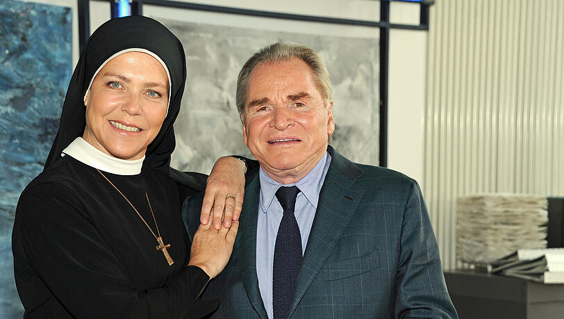 Fritz Wepper (als Bürgermeister Wolfgang Wöller) und Janina Hartwig (als Schwester Hanna) in einer Drehpause der ARD-Fernsehserie "Um Himmels Willen". Fritz Wepper (als Bürgermeister Wolfgang Wöller) und Janina Hartwig (als Schwester Hanna) in einer Drehpause der ARD-Fernsehserie "Um Himmels Willen".