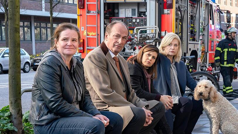 "Die Kanzlei: Feuer und Flamme": Gudrun (Katrin Pollitt), Markus Gellert (Herbert Knaup), Yasmin (Sophie Dal) und Isa von Brede (Sabine Postel) sitzen nach einem Brand auf der Straße. "Die Kanzlei: Feuer und Flamme": Gudrun (Katrin Pollitt), Markus Gellert (Herbert Knaup), Yasmin (Sophie Dal) und Isa von Brede (Sabine Postel) sitzen nach einem Brand auf der Straße.