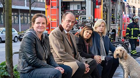 "Die Kanzlei: Feuer und Flamme": Gudrun (Katrin Pollitt), Markus Gellert (Herbert Knaup), Yasmin (Sophie Dal) und Isa von Brede (Sabine Postel) sitzen nach einem Brand auf der Straße.