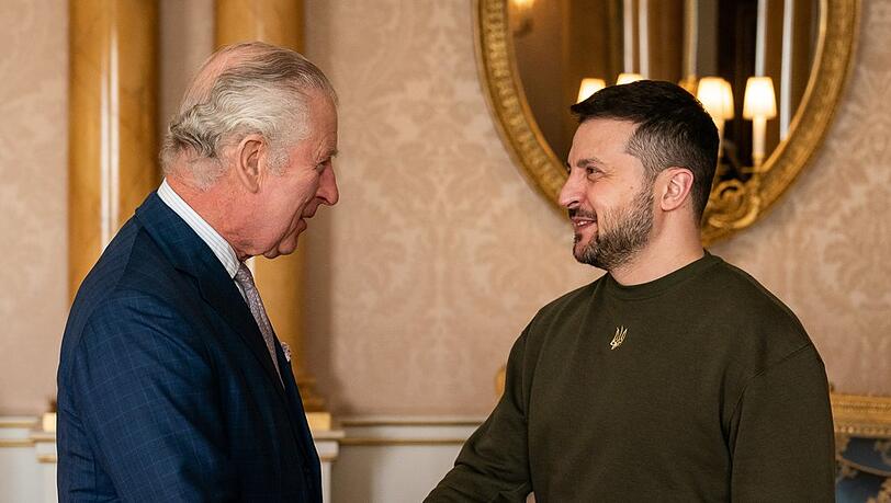 König Charles III. begrüßt den ukrainischen Präsidenten Wolodymyr Selenskyj im Buckingham Palast.