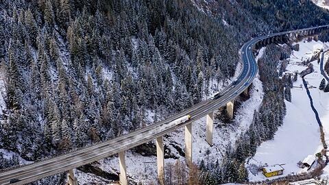 Fast jeder Bayer kennt sie: Die Luegbrücke an der Brenner-Autobahn.