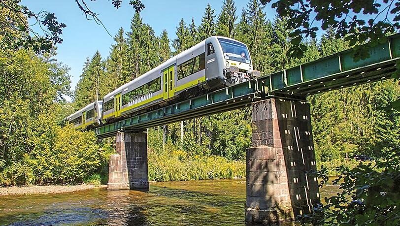 Die Ilztalbahn verkehrt an den Wochenenden von Mai bis Oktober zwischen Passau und Freyung. Sonderfahrten bieten volles Party-Programm.