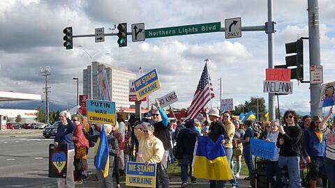 Die Demonstranten zeigen sich solidarisch mit der von Russland angegriffenen Ukraine.