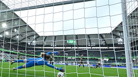 Das 1:0 für den FC Bayern: Wolfsburgs Torhüterin Stina Johannes kann den Schuss von Klara Bühl nicht halten.