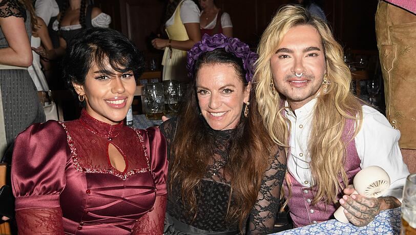 Christine Neubauer mit Schwiegertochter Maha und Tokio-Hotel-Star Bill Kaulitz beim "HeidiFest" 2025. Christine Neubauer mit Schwiegertochter Maha und Tokio-Hotel-Star Bill Kaulitz beim "HeidiFest" 2025.