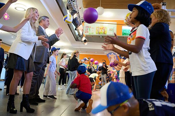 Ballspiele im Schulalltag: Auch die drei Gäste Ministerpräsident Söder, Kultusministerin Stolz und Gesundheitsministerin Gerlach machen mit. Ballspiele im Schulalltag: Auch die drei Gäste Ministerpräsident Söder, Kultusministerin Stolz und Gesundheitsministerin Gerlach machen mit.