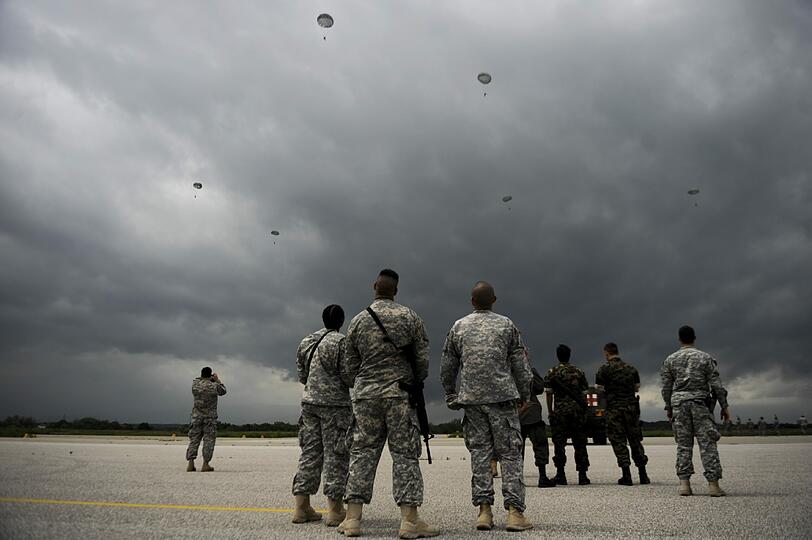 Soldaten der US-Army, Teil der Nato-Friedensmission im Kosovo, springen während einer Übung mit ihren Fallschirmen nahe der Stadt Gjakova vom Himmel.