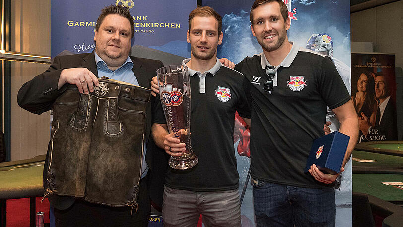 Men in Blue: Vor dem Testspiel des EHC in Garmisch waren Trainer und Spieler in der Spielbank Garmisch-Patenkirchen unterwegs.