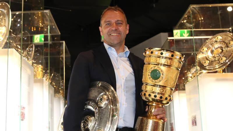 Coach Hansi Flick übergibt die Meisterschale und den Pokal an das Museum des FC Bayern München. Coach Hansi Flick übergibt die Meisterschale und den Pokal an das Museum des FC Bayern München.